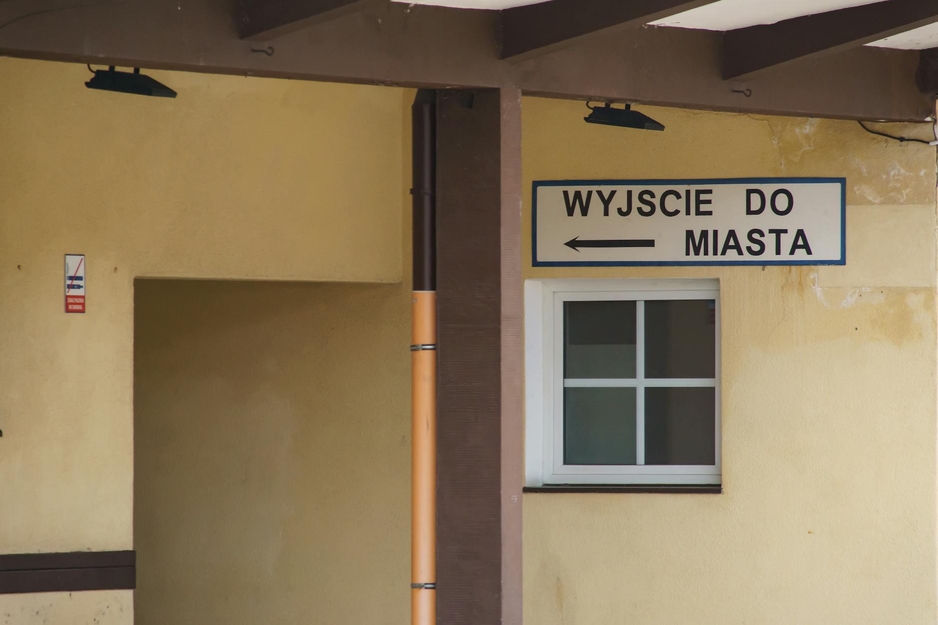 Grafika symbolizująca szybki dostęp do lekarzy specjalistów w Hrubieszowie, ilustrująca brak kolejek do kardiologa i ginekologa.