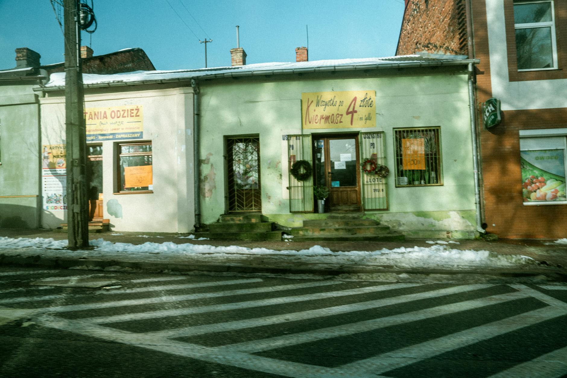 Widok na Hrubieszów z lat 70. XX wieku, pokazujący ówczesną architekturę i życie miejskie.