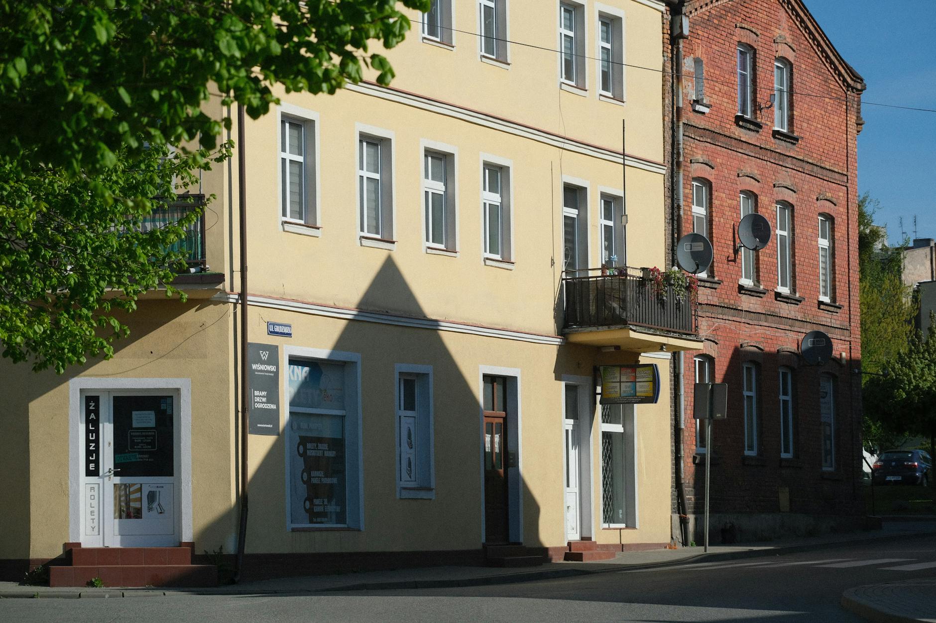 Dziennikarz pracujący przy komputerze, przeglądający wiadomości z Hrubieszowa i okolic.